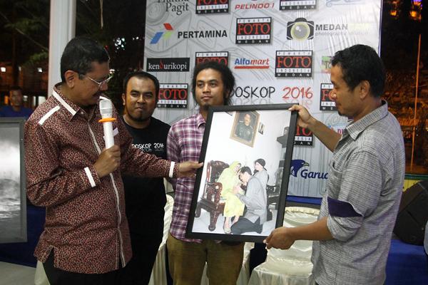 Ambil Foto Ibu Kandung, Tengku Erry: Foto Ini Bersejarah, Sangat Berarti Bagi Saya