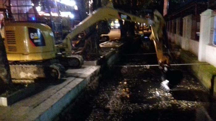 Atasi Genangan Air Di Jalan HM Jhoni Dinas PU Normalisasi Parit