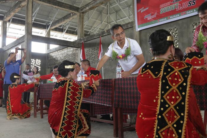 Maria Zalukhu Bangga Persembahkan Tarian dan Sirih kepada Sihar Sitorus