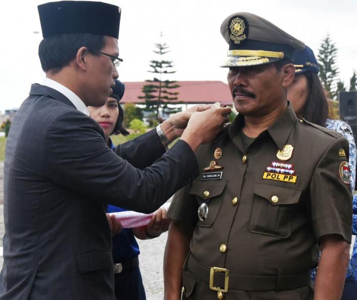 Bupati Humbahas Dosmar Banjarnahor SE Menyematkan Pangkat Purna Bhakti Kepada Mantan Kasat Pol PP Mangupar Manullang