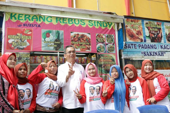 Warga Deliserdang Heboh Foto Bareng: Kalau Tahu Ketemu Sihar Berdandan Dulu Tadi