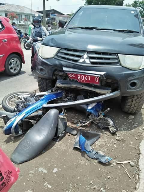 Mobil Dinas Pemkab Tapsel Tabrakan Dengan Sepeda Motor, Ibu Hamil dan Anak Masuk Rumah Sakit