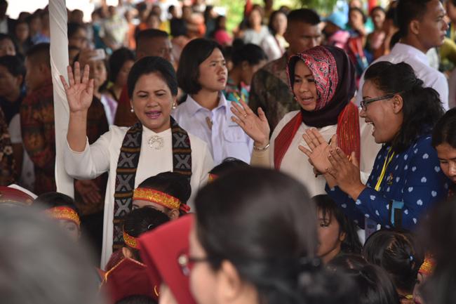 Ibu Negara Dan Ketua PKK Sumut Kunjungi PAUD Toba Samosir