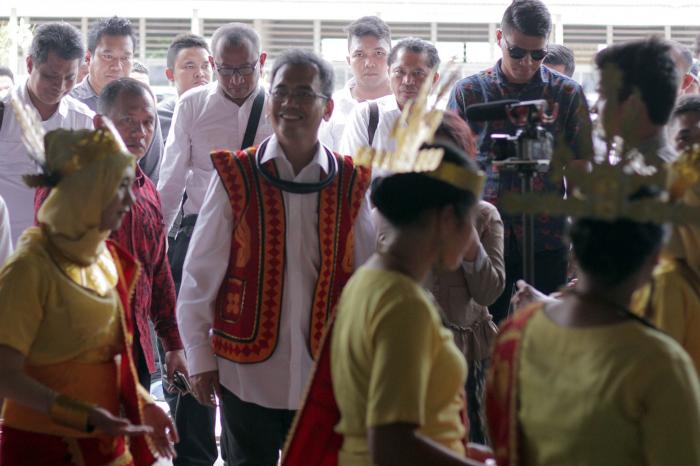 Tiba di Teluk Dalam, Sihar Disambut Tarian Fogaele