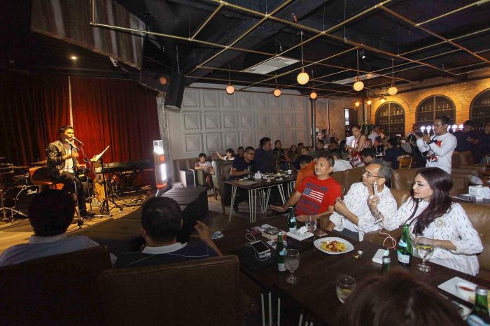 Duh, Bikin Iri. Diiringi Nyanyian Bams, Romantisnya Sihar Bersama Istri