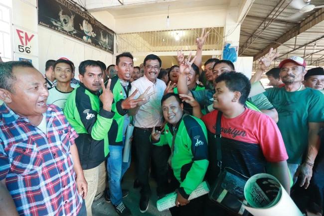 Asyik Makan Burung Goreng, Cagub Ini Diserbu Warga