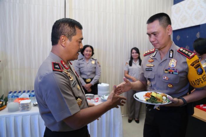 Kapoldasu Irup Upacara Bendera Bulanan di Polrestabes Medan