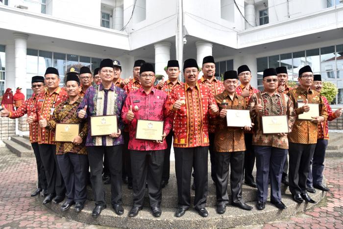 Hari Otda, Gubsu Serahkan Penghargaan untuk Enam Daerah