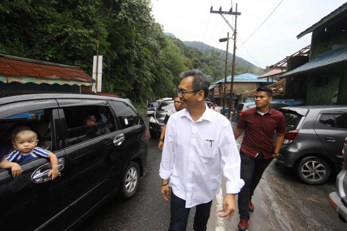 Sambil Nikmati Pemandangan Penatapan, Sihar Pikirkan Infrastruktur untuk Permudah Petani Karo