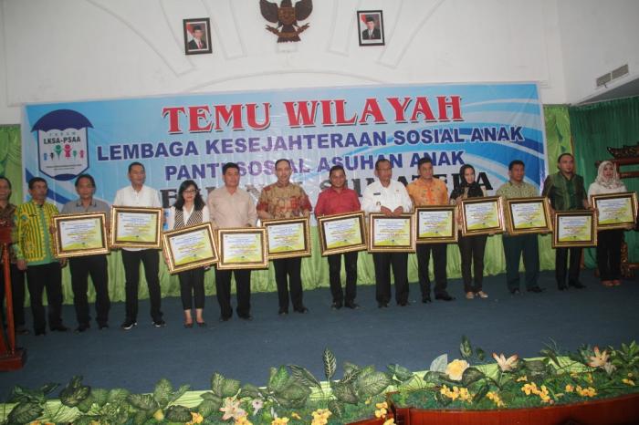 Para Kepala Daerah Turut Terima Award Tokoh Peduli Panti Asuhan