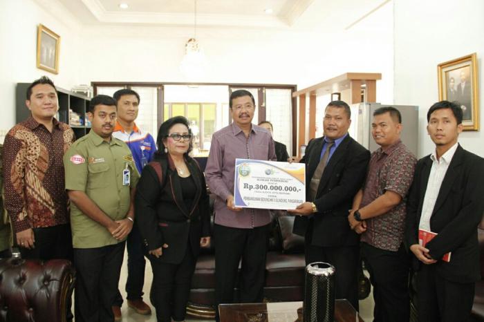 Gubernur Serahkan Bantuan CSR Untuk HKI di Tarutung