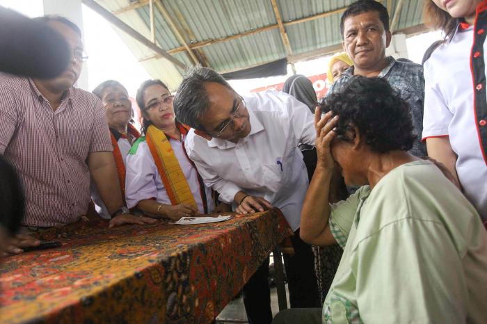 Wanita Paruh Baya Menangis Berharap Sihar Jadi Pemimpin yang Peduli Warga Kurang Mampu