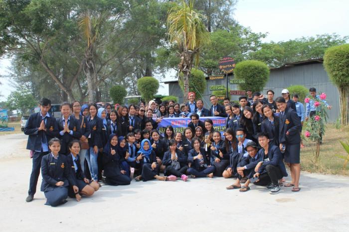 Akademi Pariwisata dan Perhotelan Darma Agung Gelar Bakti Sosial Pariwisata di Pantai Cermin
