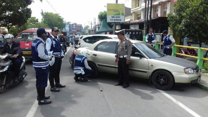 Dishub Gembosi Mobil Parkir Sembarangan di Jalan Sei Batanghari & Titi Bobrok