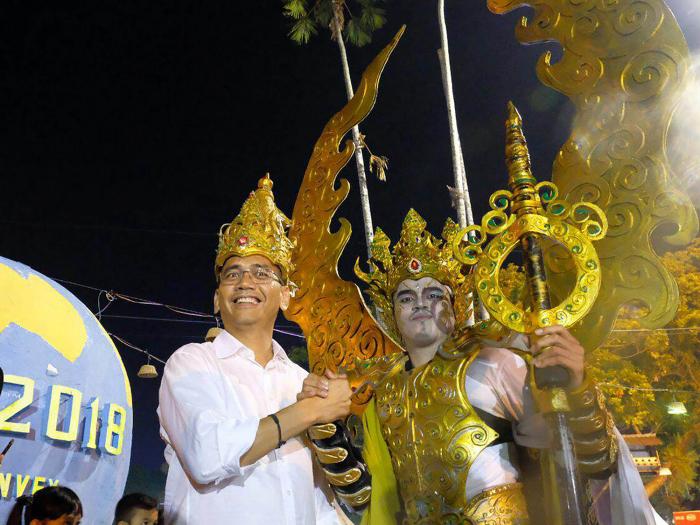 Kehebohan di PRSU: Usai Foto Bersama Pengunjung, Sihar Minta Foto Bareng Sosok Prabu Siliwangi