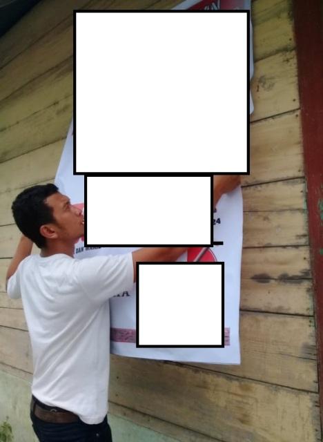 Warga Kelurahan Pasar Siborongborong Taput Cabut Baliho Paslon Bupati Dari Depan Rumahnya