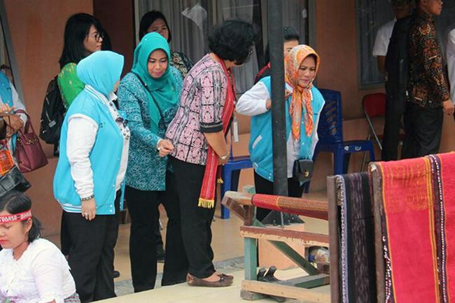 Iriana Jokowi Kagumi Tenun Ulos di Samosir