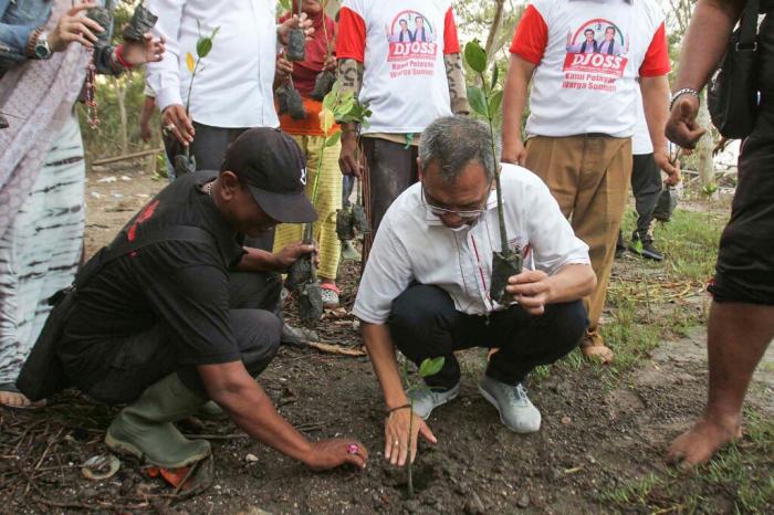 Kelompok Tani Nelayan Mandiri Tanam Mangrove Bersama Sihar