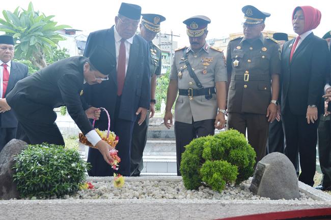 Tengku Erry Ziarah dan Hadiri Sidang Paripurna 70 Tahun Provinsi Sumut
