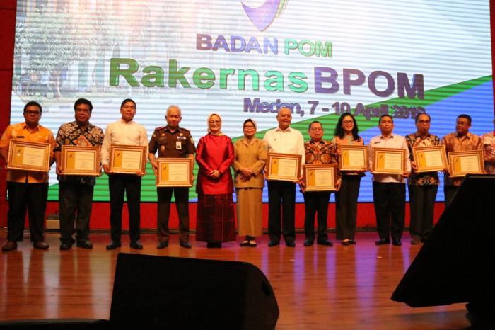 Wali Kota Terima Penghargaan Dari Badan POM RI