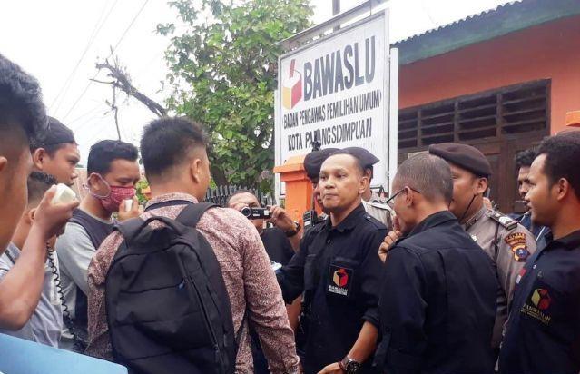 Bawaslu Padangsidimpuan Didemo, Minta Tuntaskan Dugaan "Politik Uang" Caleg Gerindra