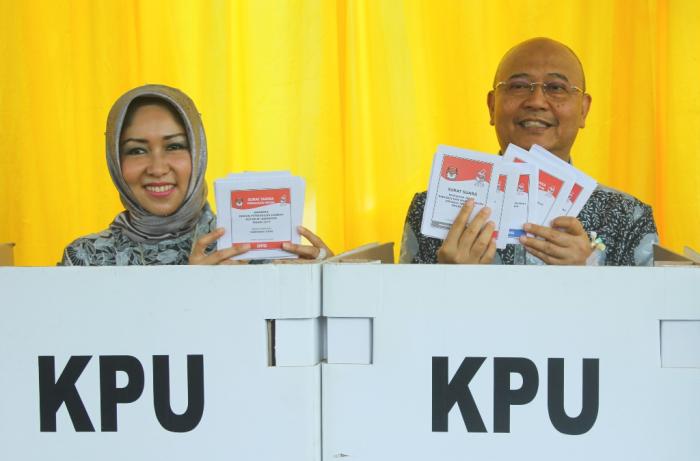 Wali Kota Bersama Keluarga Gunakan Hak Pilih Di TPS 112 Komplek Citra Wisata