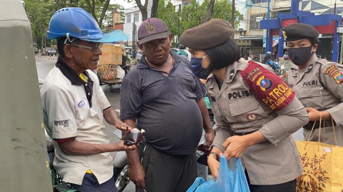 Peduli Korban Dampak Pandemi Covid 19, Dit Samapta Polda Sumut Bagikan Nasi Bungkus Dan Masker Kepada Para Kaum Fakir Miskin