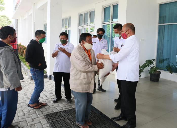 Salurkan Bantuan Beras dan Makanan Tambahan, Bupati: Taput : "Bantuan Harus Segera Disalurkan Secepatnya dan Harus Tepat Sasaran"