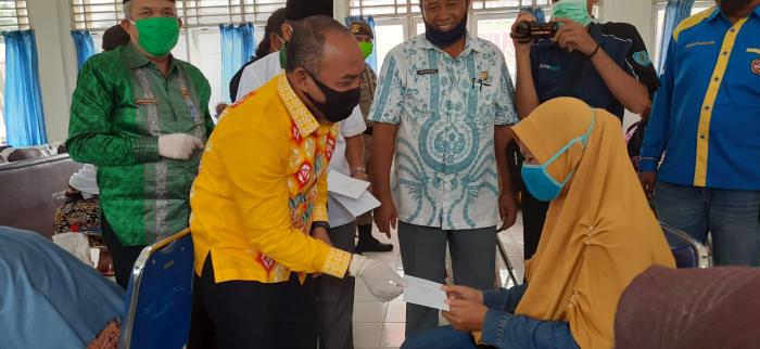 Bupati Labuhanbatu Salurkan Zakat Dari BAZNAS Di Kecamatan Rantau Selatan
