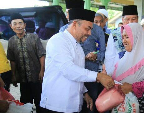 Jumat Berkah, Bupati Labuhanbatu Berbagi Sembako