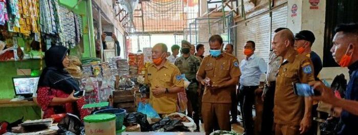 Bupati Labuhanbatu Turun Ke Pasar Untuk Mengecek Ketersediaan Sembako Dan Harga