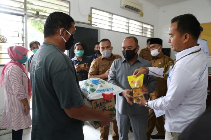FORKOMDES Kabupaten Labuhanbatu Salurkan Bansos Pangan Untuk Masyarakat Kurang Mampu