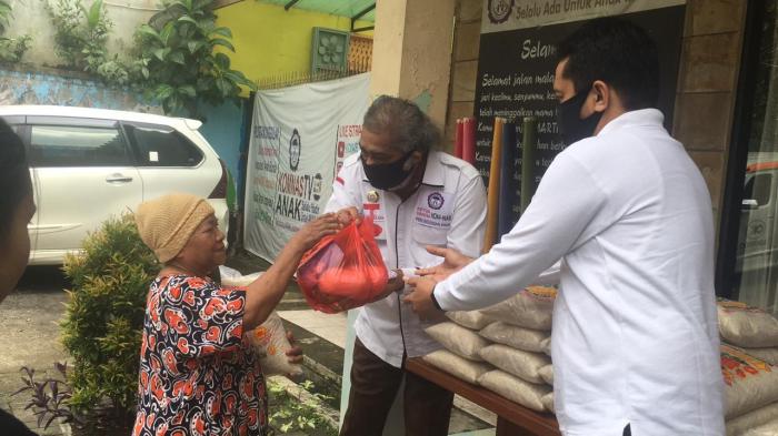KOMNAS Perlindungan Anak salurkan Bantuan Sembako untuk Keluarga Terpapar Pandemi COVID 19