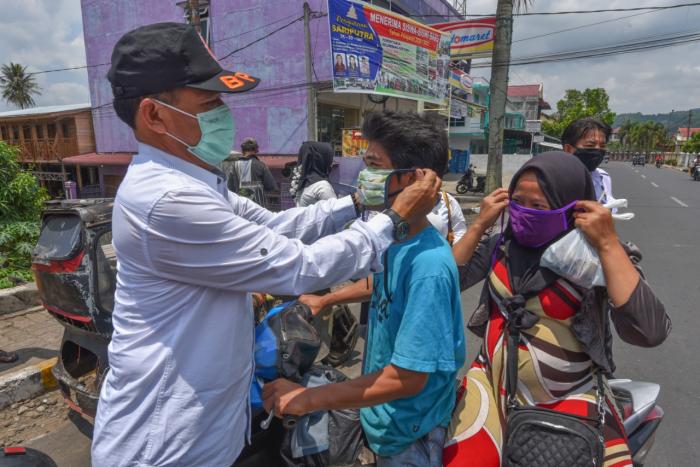 Camat Padangsidimpuan Selatan Bagikan Masker Kepada Masyarakat Dan Pengguna Jalan
