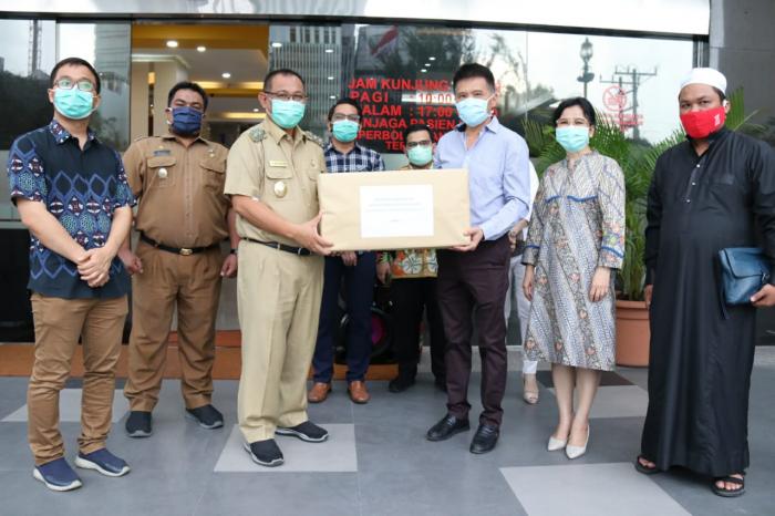 Pemko Medan Serahkan 100 APD Untuk RS Royal Prima