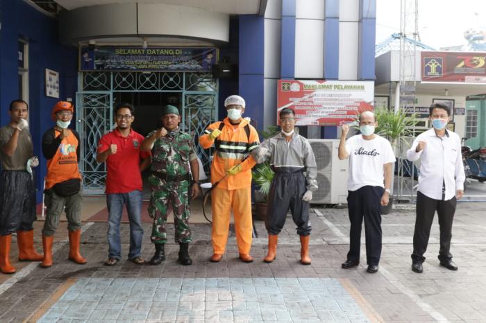 Tak Kenal Lelah, Tim Gugus Tugas Covid 19 Kembali Semprot Pemukiman Padat Penduduk di Belawan