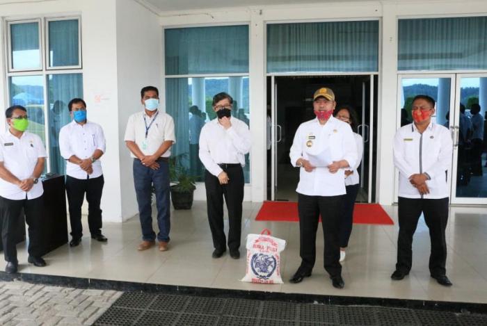 Bupati Taput Terima Bantuan dari TPL