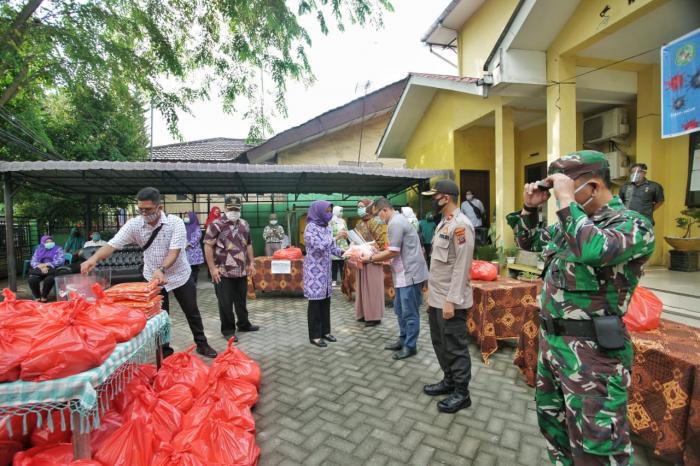 Peduli Warga Dampak Covid-19, TP PKK Kecamatan Medan Barat Bagikan Sembako Dan Masker