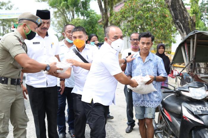 Pemkab Labuhanbatu Berbagi Sembako untuk Abang Becak