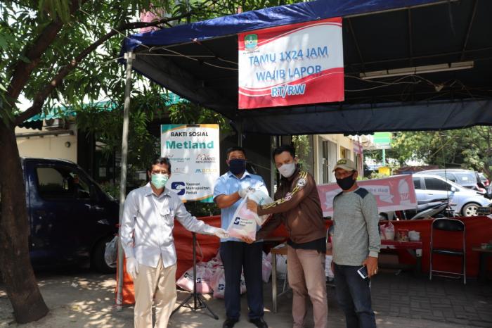Mal-Mal Milik Metland Salurkan Bantuan Sembako kepada Warga Terdampak Covid-19