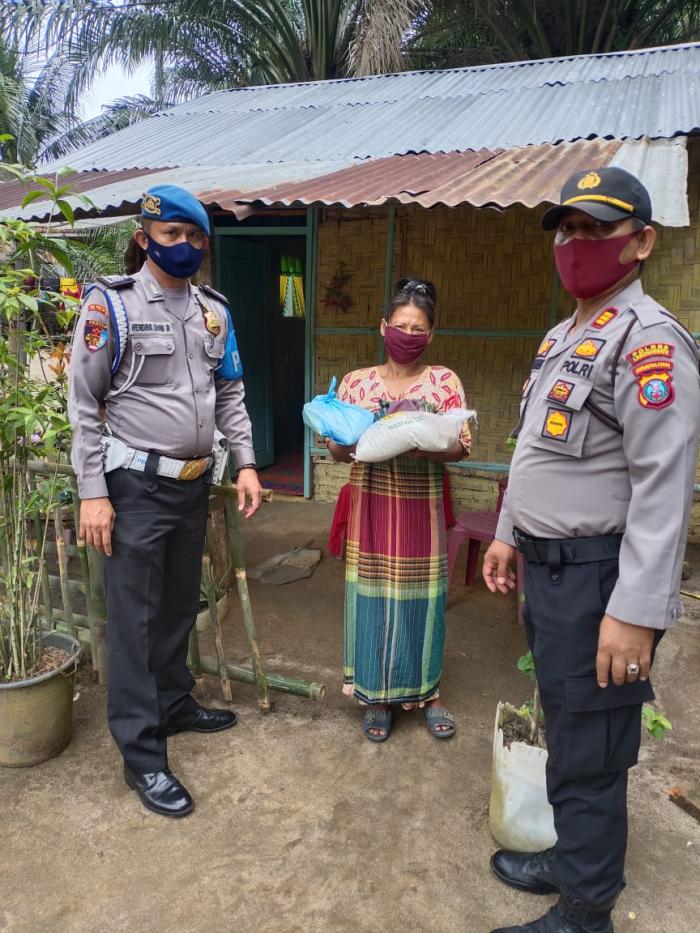 Kapolsek Aek Natas AKP JH Pasaribu, SH Berbagi Sembako bersama Personil