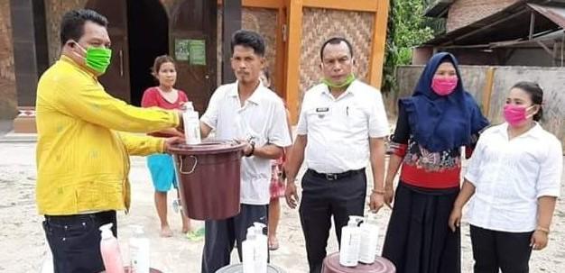 Camat Pangkatan Berbagi Masker dan Alat Cuci Tangan