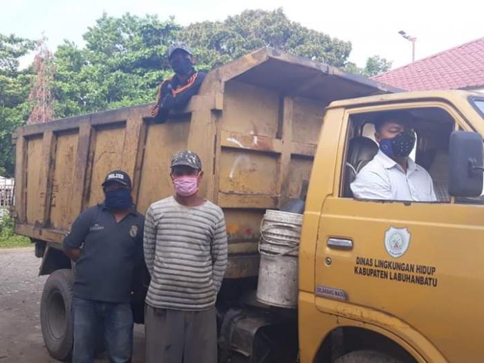 Petugas Angkutan Sampah Labuhanbatu Lindungi Diri Dengan APD
