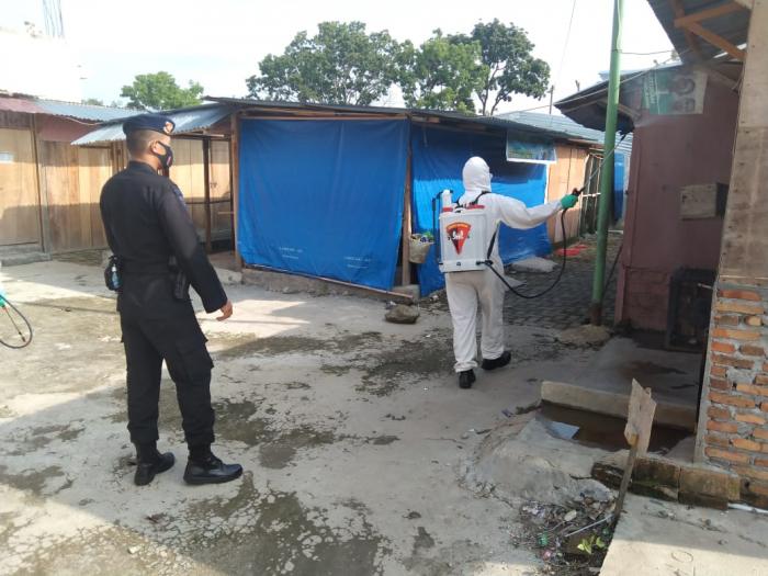 Tekan Penyebaran Covid-19, Brimob Poldasu intensifkan penyemprotan disinfektan di pasar tradisional di Medan
