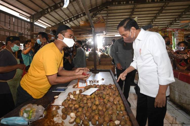 Presiden Jokowi Bagikan BLT di Pasar Angso Duo Jambi