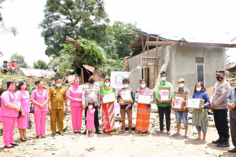 Kapolres Humbang Hasundutan Berikan Bantuan Tali Asih kepada Warga Yang Rumahnya Tertimpa Pohon