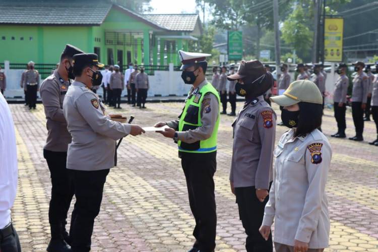 Kapolres Humbang Hasundutan Beri Penghargaan Kepada Personel Berprestasi