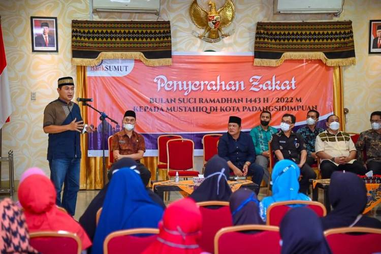 Bersama Pimpinan Bank Sumut, Walikota Sidempuan Serahkan Zakat