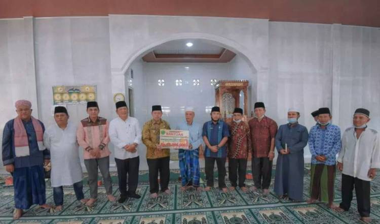 Walikota Sidempuan Serahkan Bantuan Pembangunan Mesjid Babul Hasanah