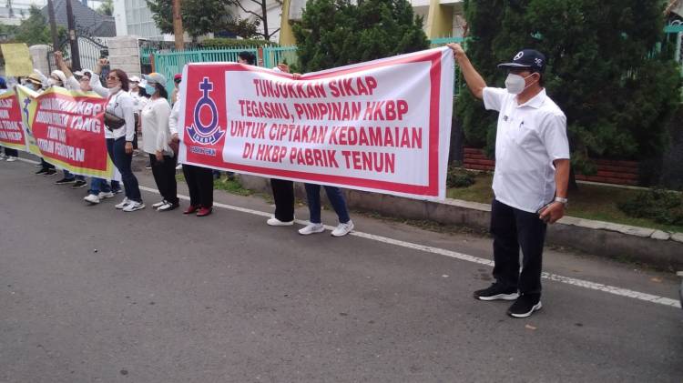 Geruduk Kantor HKBP Distrik X Medan - Aceh, Jemaat Pabrik Tenun Minta Pendeta Rumondang Sitorus Diganti